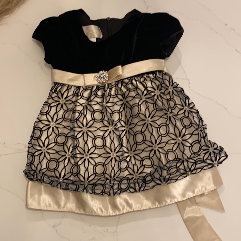 12 Month Cinderella dress. 🌻BUNDLE DISCOUNT OFFERED. Gently used
